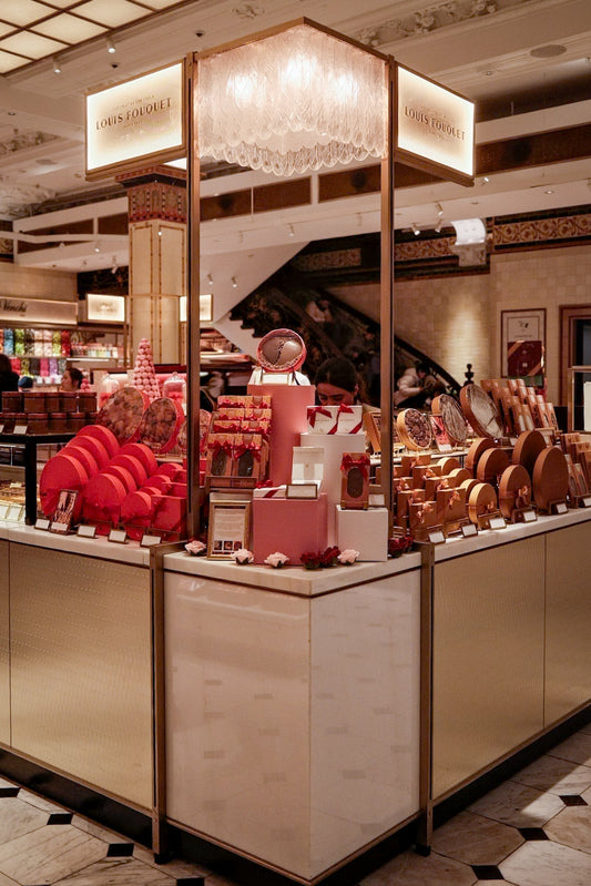 LOUIS FOUQUET OUVRE CHEZ HARRODS