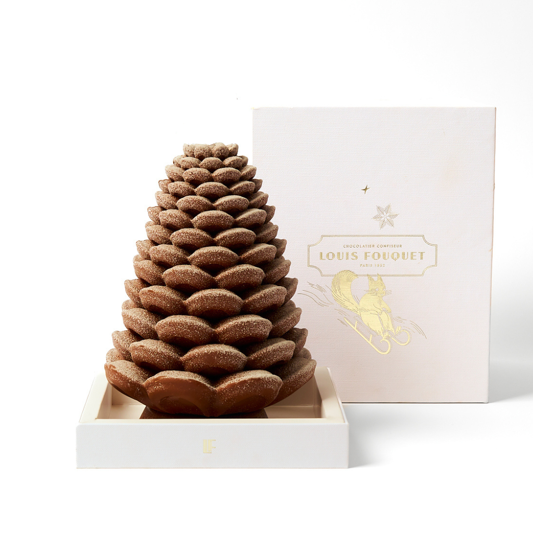 La grande pomme de sapin enneigée