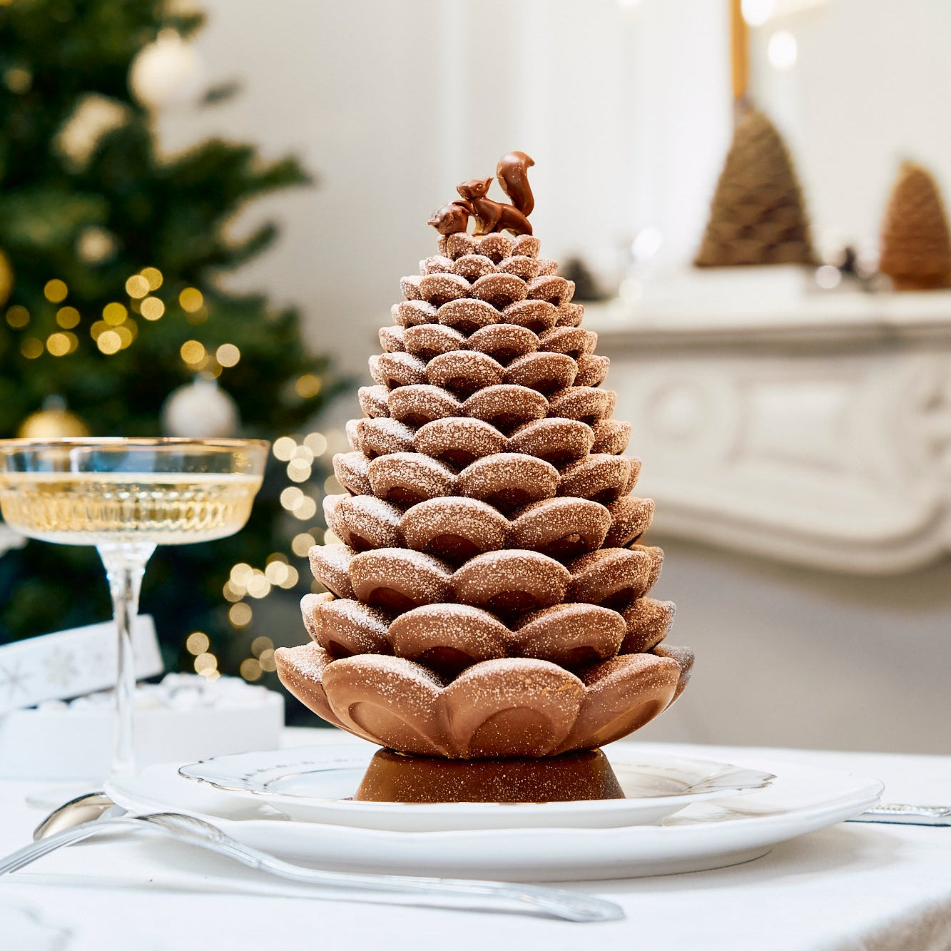 La grande pomme de sapin enneigée