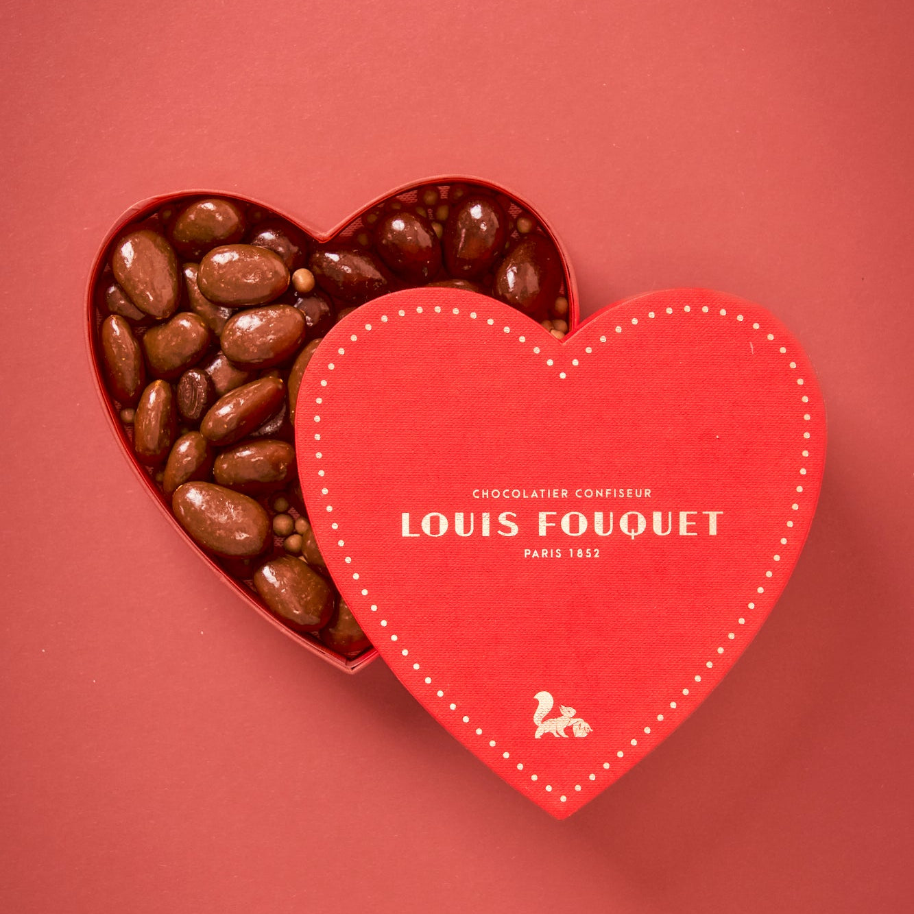 Amandes enrobées de chocolats Grand Cru lait et noir dans un coffret cœur Maison Louis Fouquet