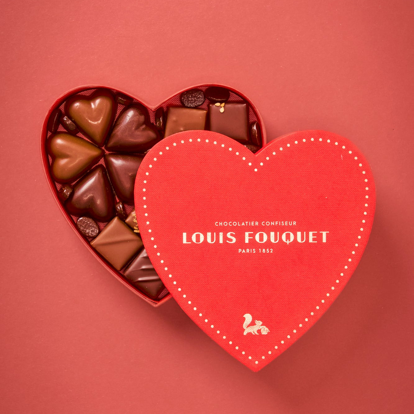 Coffret Le Cœur Signature de Maison Louis Fouquet avec assortiment de chocolats artisanaux et cœurs en chocolat