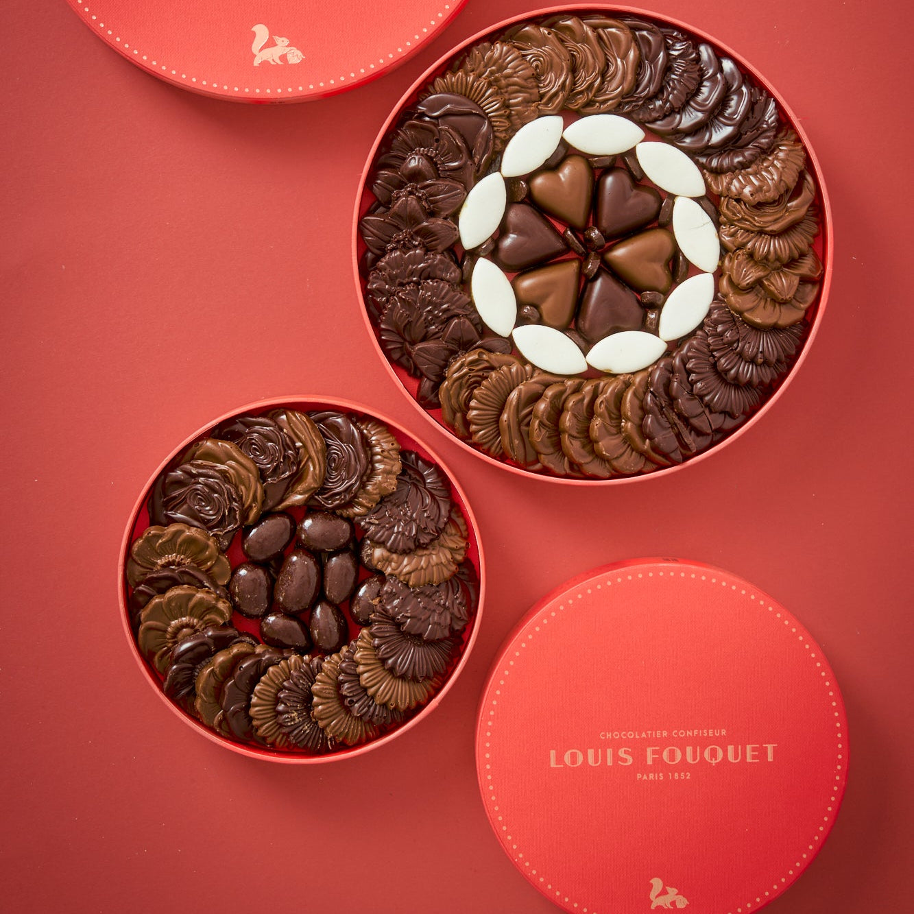 Coffrets de chocolats Grand Cru Maison Louis Fouquet avec assortiment de fleurs en chocolat et amandes enrobées