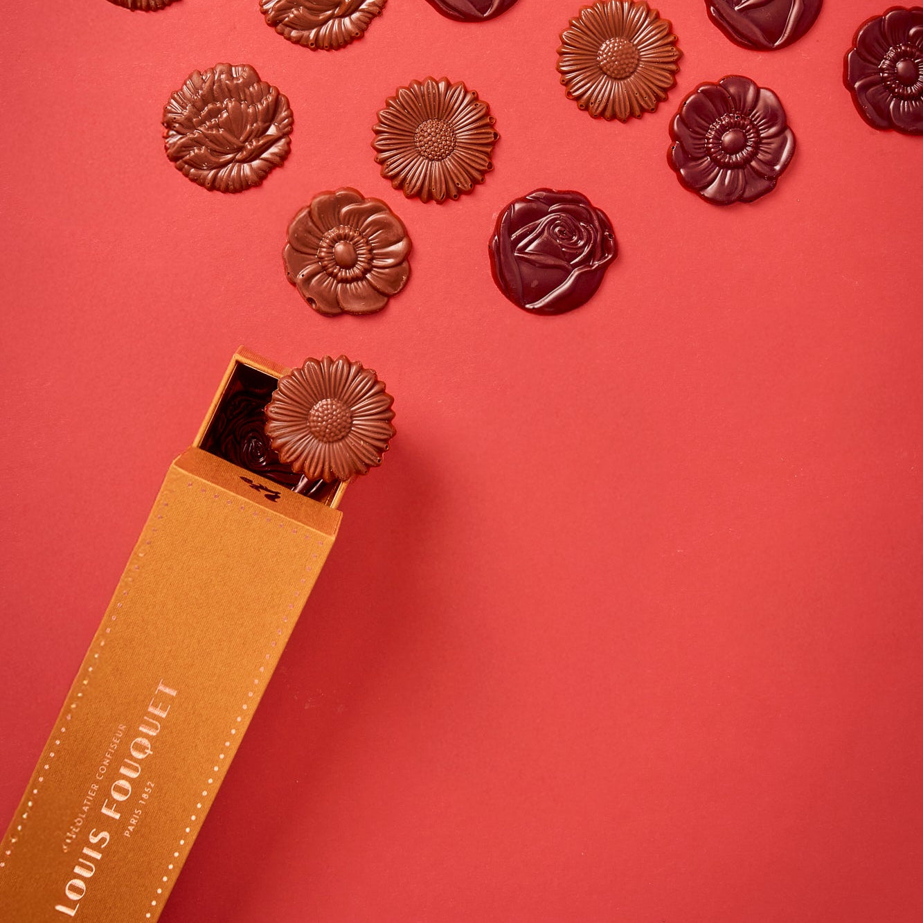 Assortiment de fleurs en chocolat Grand Cru dans le coffret Le Bouquet Chocolaté de Maison Louis Fouquet