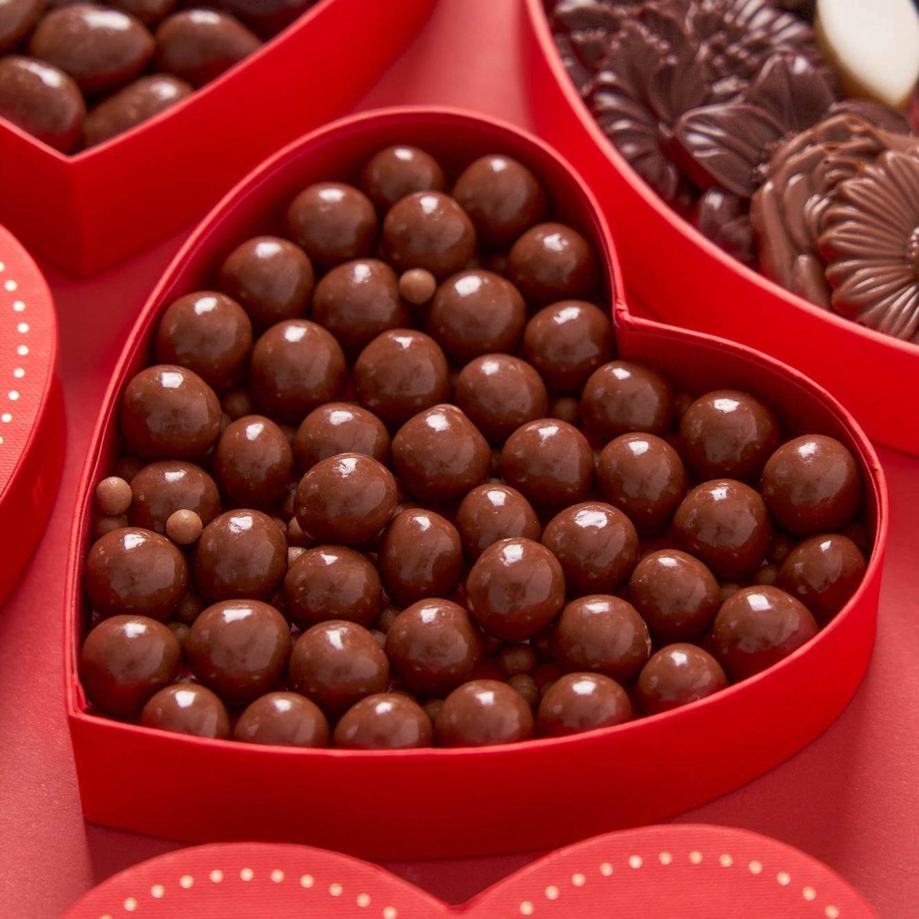 Billes de riz soufflé enrobées de chocolat dans un coffret cœur Maison Louis Fouquet