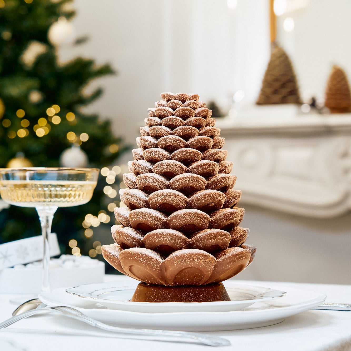 La grande pomme de sapin enneigée