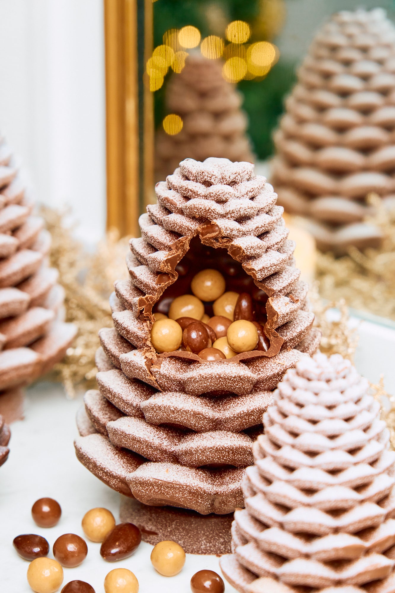 La grande pomme de sapin enneigée